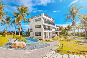 卑南富杉晴的一座巨大的白色建筑，前面有棕榈树