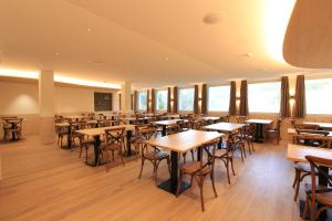 Ein Restaurant oder anderes Speiselokal in der Unterkunft Hotel Bad Schwarzsee 