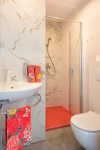 a bathroom with a shower and a toilet and a sink at 9th floor Skwer Kościuszki z widokiem na morze in Gdynia