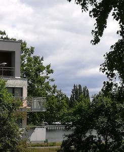 een gebouw met een balkon en bomen op de voorgrond bij Apartament Steyera in Świnoujście