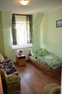- une chambre avec un lit, une fenêtre et un canapé dans l'établissement U Rybaka (pokoje), à Jezierzany
