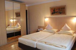 Postel nebo postele na pokoji v ubytování Hotel Brigitte