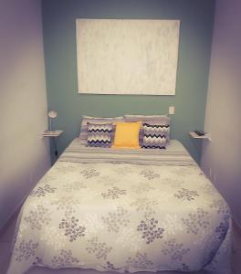 um quarto com uma cama com um edredão branco em Bulhões de Carvalho 591-602 no Rio de Janeiro