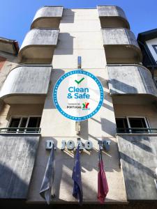 Um certificado, prêmio, placa ou outro documento exibido em Hotel Dom Joao IV