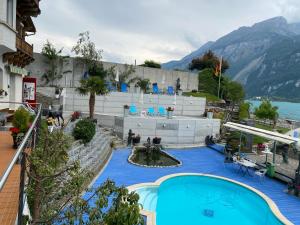 uma vista para uma piscina numa varanda com montanhas em Holiday Apartment Heidi em Brienz