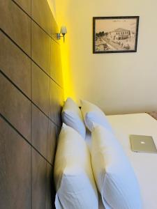 メルスィンにあるHostapark Hotelのベッド1台(枕2つ、ノートパソコン付)