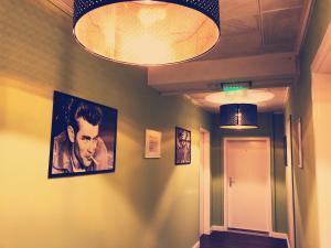 un couloir avec une photo d'un homme sur le mur dans l'établissement Sezer B&A UG, à Berlin