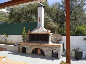 um forno de pizza em tijolo sentado em cima de um pátio em Thalassa em Panayía