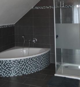 Das Bad ist mit einer Badewanne und einer Dusche ausgestattet. in der Unterkunft Ferienwohnung Schwarzwald-Baar Blick in Donaueschingen