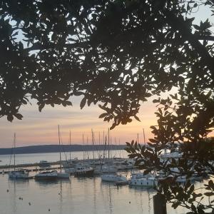 eine Gruppe von Booten, die bei Sonnenuntergang in einem Yachthafen angedockt sind in der Unterkunft Apartmani i restoran Stara Pošta in Novi Vinodolski