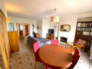 un salon avec une table et un canapé dans l'établissement Beachside Feel Full Apartment Beach & Casino, à São Félix da Marinha