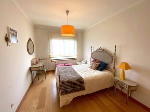 une chambre avec un lit, un bureau et une fenêtre dans l'établissement Beachside Feel Full Apartment Beach & Casino, à São Félix da Marinha 14 autres photos