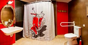 baño con cortina de ducha y scooter en Enjoy Comfort, en San Sebastián