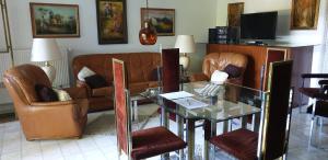 - un salon avec un canapé et une table en verre dans l'établissement Villa Réka, à Tihany