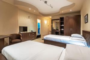 سرير أو أسرّة في غرفة في The Regent Club Hotel