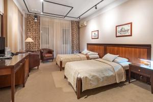 سرير أو أسرّة في غرفة في The Regent Club Hotel