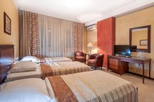 سرير أو أسرّة في غرفة في The Regent Club Hotel