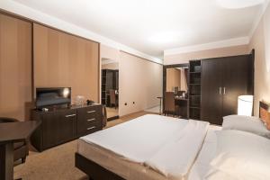سرير أو أسرّة في غرفة في The Regent Club Hotel