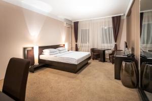 سرير أو أسرّة في غرفة في The Regent Club Hotel