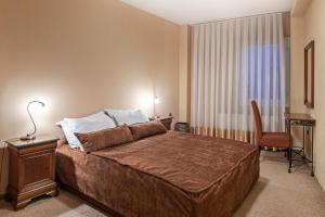 سرير أو أسرّة في غرفة في The Regent Club Hotel