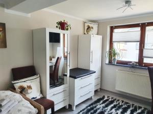 TV a/nebo společenská místnost v ubytování Monteur-Fremdenzimmer - Petit Quartier