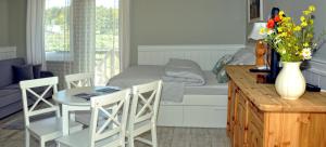 uma cozinha e sala de estar com mesa e cadeiras em Apartament Ohar em Sztutowo