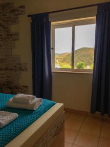 Кровать или кровати в номере Carrapateira Lodge