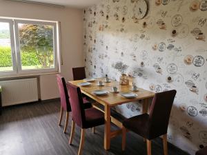 - une salle à manger avec une table et des chaises en bois dans l'établissement Gemütliche 90 qm Wohnung in Saarburg, zentral gelegen, Garten mit Aussicht, separater Eingang, à Sarrebourg