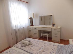 sypialnia z biurkiem z lustrem i łóżkiem w obiekcie Apartment Sladić w mieście Nijvice