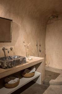 Koupelna v ubytování Parathira cave houses oia by cycladica