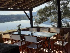 フェレイラ・ド・ゼッゼレにあるCasa do Tôjo e Rosmaninhoの湖の景色を望むテーブルと椅子
