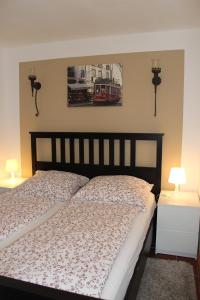 1 cama en un dormitorio con 2 luces en la pared en Casa Feliz en Bremen