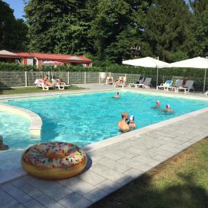 Bazén v ubytování Camping Serenissima nebo v jeho okolí