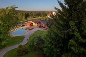 O vedere a piscinei de la sau din apropiere de Hotel Konradshof