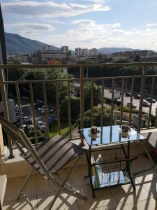 einen Balkon mit einem Tisch und Stadtblick in der Unterkunft Big 2-Bedroom Apt - Each Stay Triggers Donation to Non-Profit Organisation in Sofia