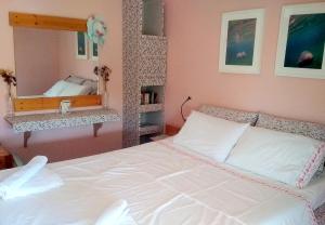 アスプロヴァルタにあるMedusa Beach Apartment, Asprovaltaのベッドルーム(大きな白いベッド1台、鏡付)