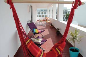 - un hamac sur le balcon d'une maison dans l'établissement Marine Freestyler Glorious Terrace, à Faro