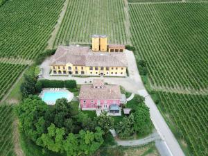 Et luftfoto af Modern Mansion in Nizza Monferrato with Swimming Pool
