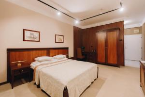 سرير أو أسرّة في غرفة في The Regent Club Hotel