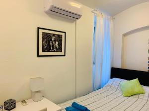 - une chambre avec un lit et une photo sur le mur dans l'établissement Studio Apartment Ivana, à Zagreb