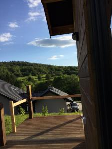 een uitzicht vanaf de veranda van een huis met een terras bij Marzeniec w Beskidzie Niskim in Wapienne