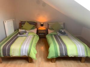 Llit o llits en una habitació de Ferienwohnungen Hoheeifel zentral in Kelberg, Nähe Nürburgring