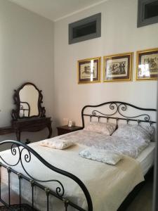 een slaapkamer met een zwart-wit bed en foto's aan de muur bij Golden Amber Apartment in Liepāja