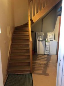 Un escalier mène à une chambre avec un escalier. dans l'établissement Calme & Accueillant, à Grandfresnoy