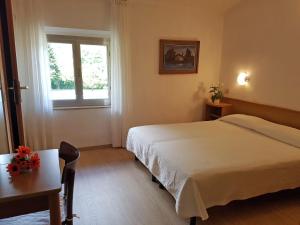 Voodi või voodid majutusasutuse Albergo Miralaghi toas