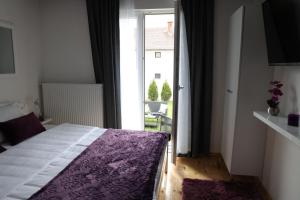 Ένα ή περισσότερα κρεβάτια σε δωμάτιο στο Apartman Ena
