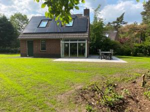 a house with a picnic table in a yard at Vakantiehuisje Time Out in Zelhem