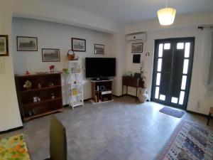 un soggiorno con TV e una grande porta di “da Francesca“ a Catania
