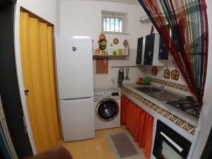 una cucina con frigorifero e lavatrice di “da Francesca“ a Catania