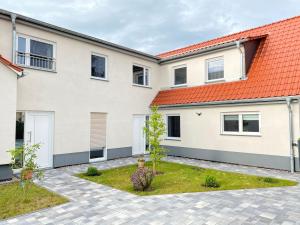 uma imagem de uma casa com um telhado laranja em FeWo Sulzer Siedlung Erfurt "Haus 6" em Erfurt